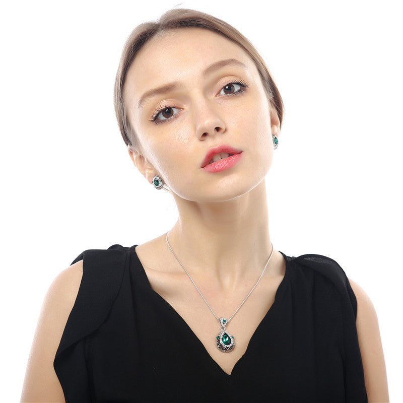 Ensemble de collier et boucles d'oreilles en forme de goutellete