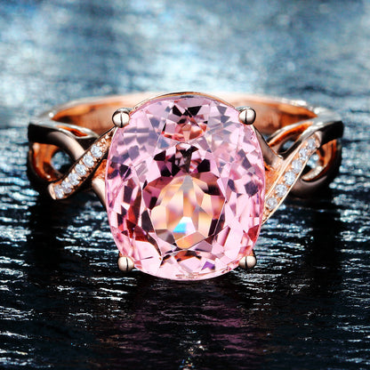 Bague ornée d'un diamant rose